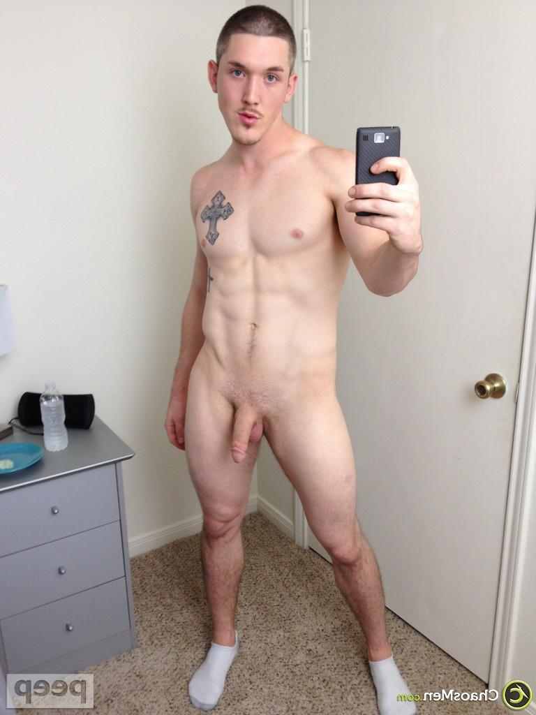18P Justin Reid, le mignon gay bien membré, enlève son short et prend des selfies de sa grosse bite