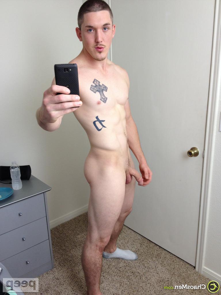 18P Justin Reid, le mignon gay bien membré, enlève son short et prend des selfies de sa grosse bite