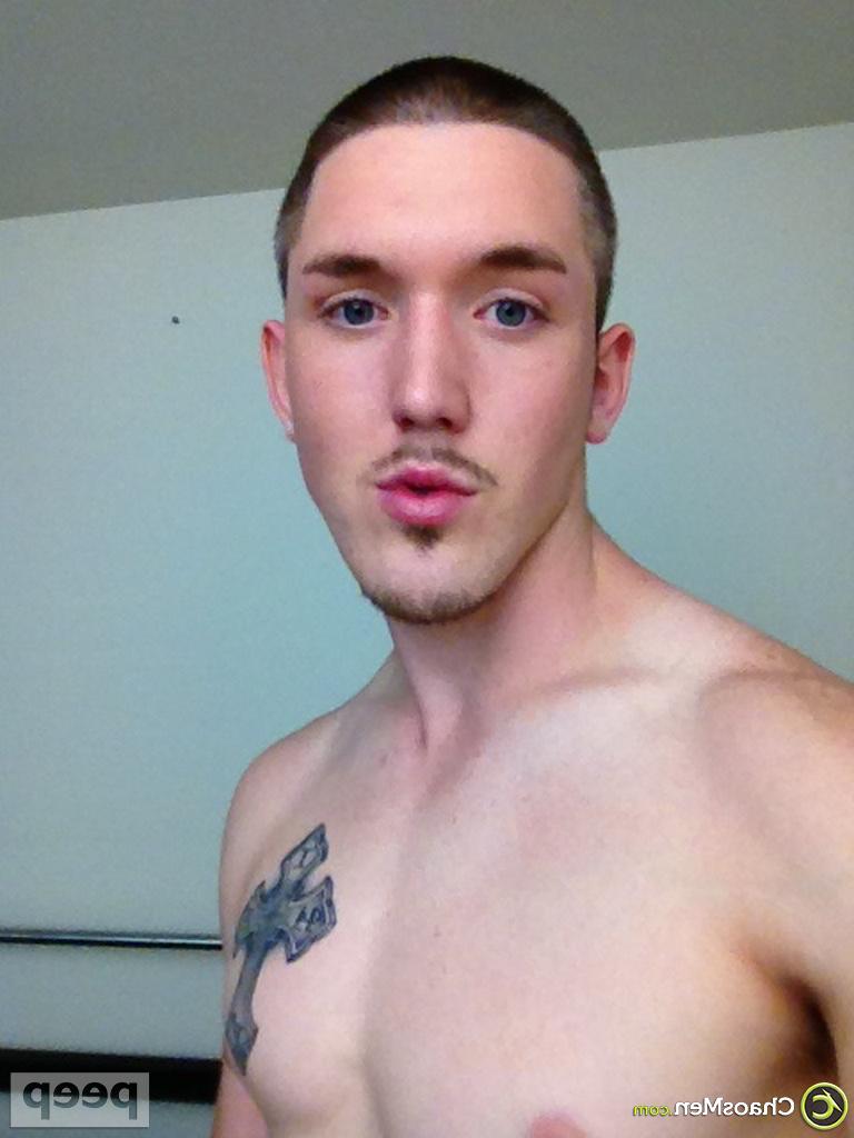 18P Justin Reid, le mignon gay bien membré, enlève son short et prend des selfies de sa grosse bite