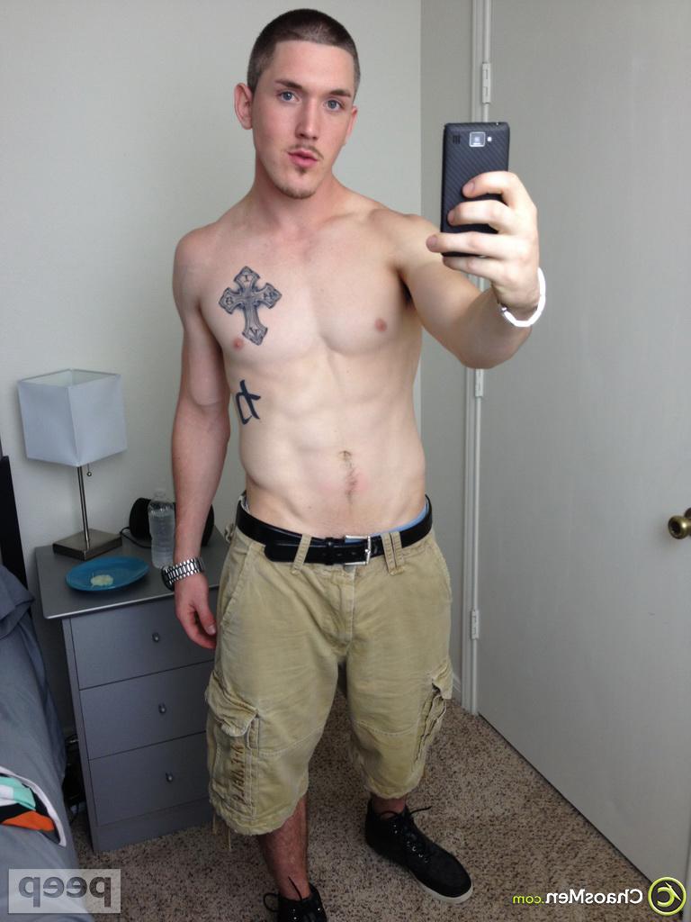 18P Justin Reid, le mignon gay bien membré, enlève son short et prend des selfies de sa grosse bite