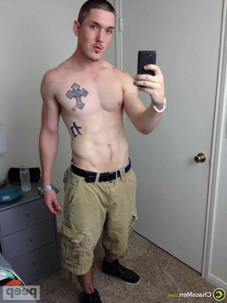 18P Justin Reid, le mignon gay bien membré, enlève son short et prend des selfies de sa grosse bite