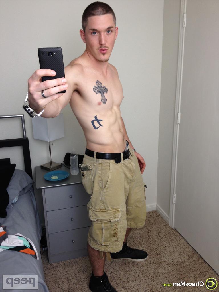 18P Justin Reid, le mignon gay bien membré, enlève son short et prend des selfies de sa grosse bite