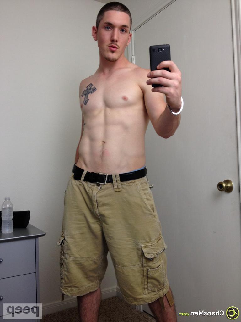 18P Justin Reid, le mignon gay bien membré, enlève son short et prend des selfies de sa grosse bite