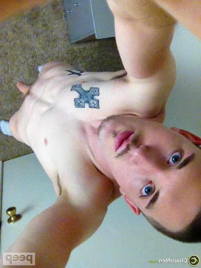 18P Justin Reid, le mignon gay bien membré, enlève son short et prend des selfies de sa grosse bite