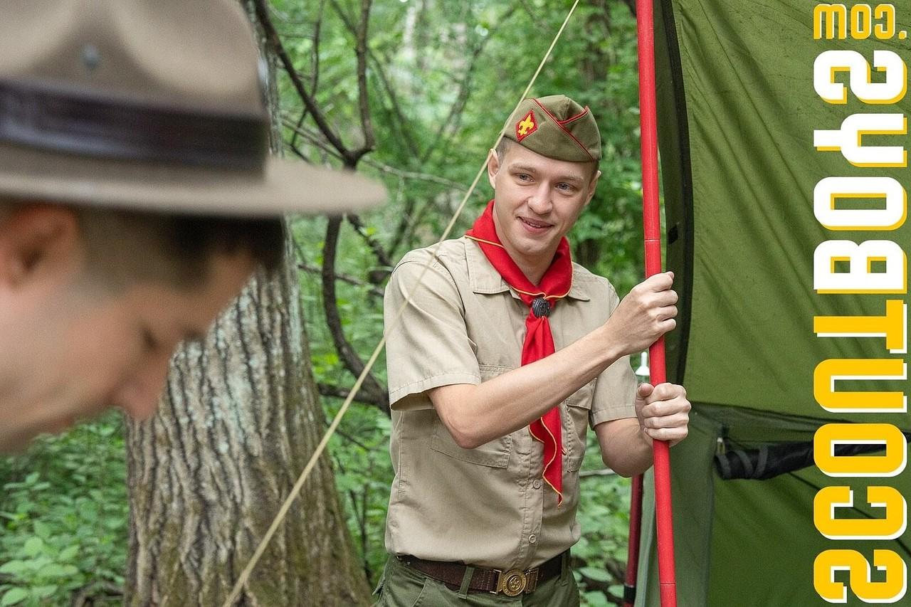 20P Scoutboy gosta de sexo anal hardcore com seu mestre depois de chupar seu pau grande
