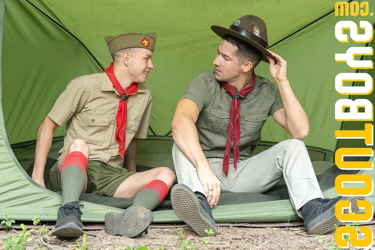 20P Scoutboy gosta de sexo anal hardcore com seu mestre depois de chupar seu pau grande