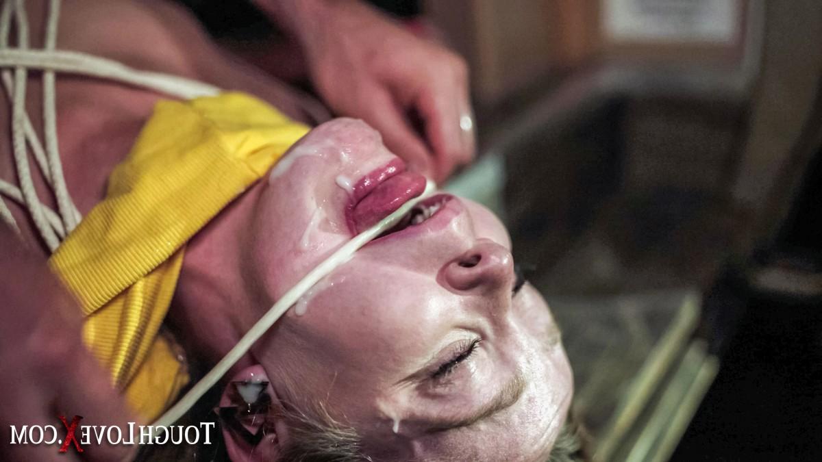 20P Loira pequena é amarrada com corda durante sexo violento em uma van off-road