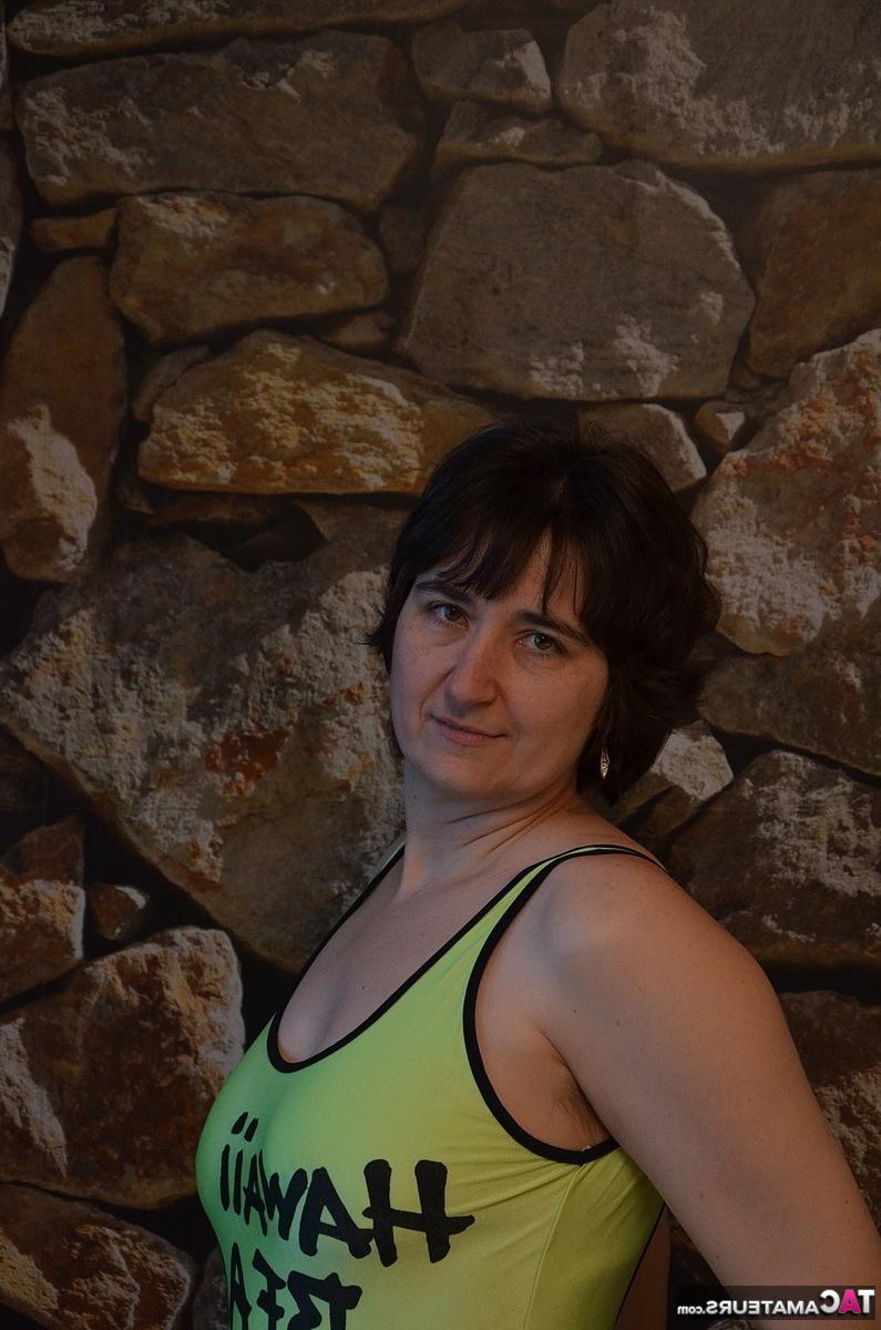 16P Mulher amadora Hotmilf revela sua buceta com tesão em um sofá preto