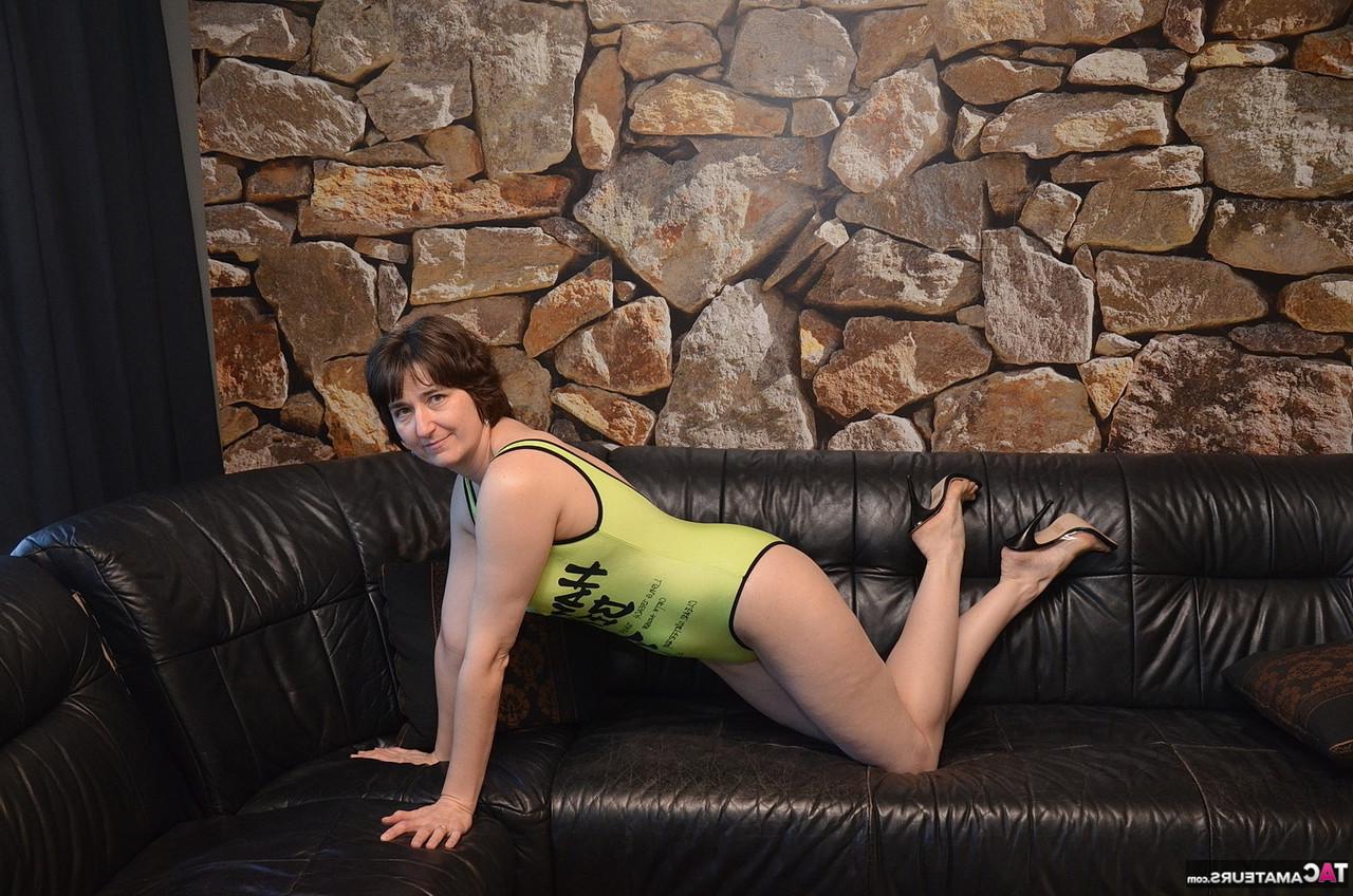 16P Mulher amadora Hotmilf revela sua buceta com tesão em um sofá preto