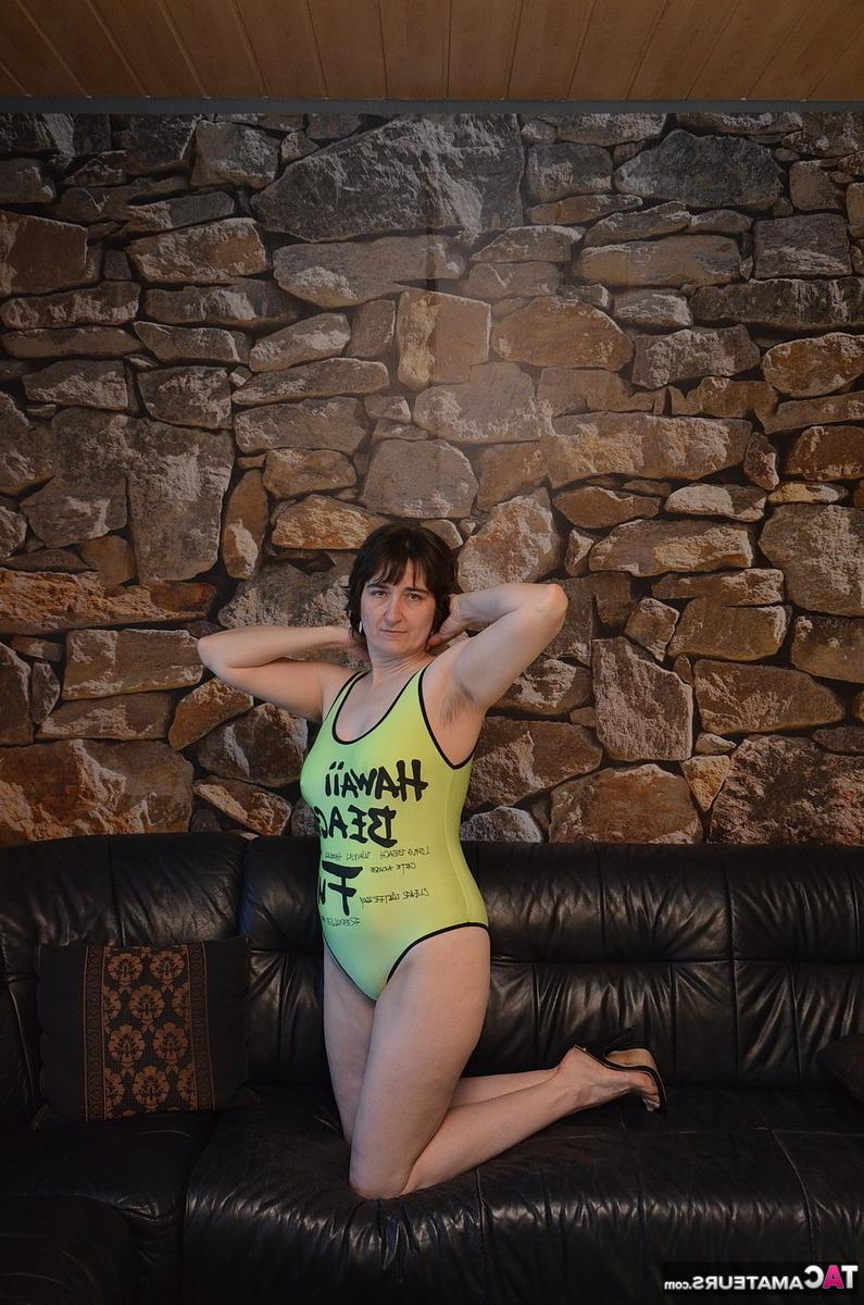 16P Mulher amadora Hotmilf revela sua buceta com tesão em um sofá preto