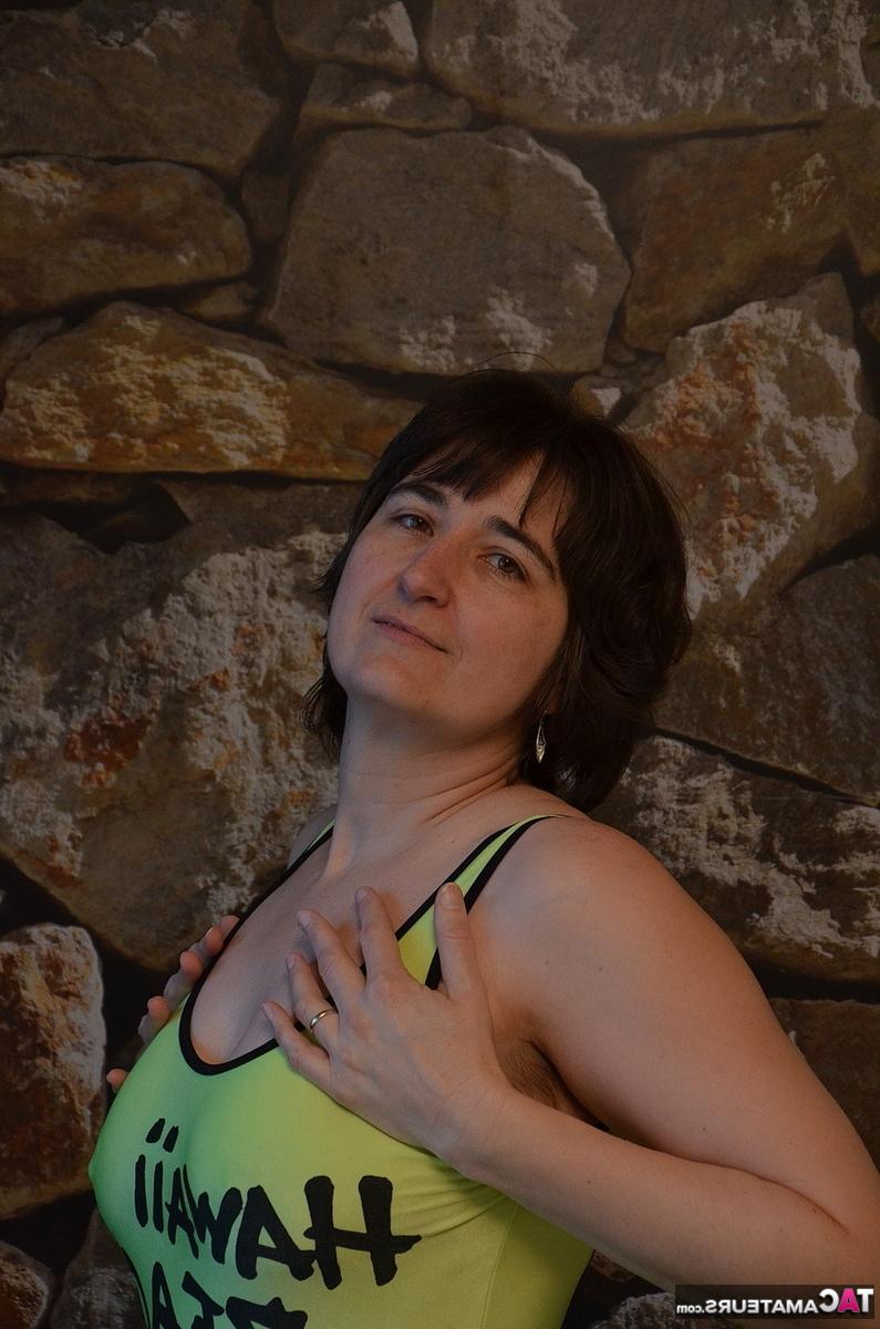 16P Mulher amadora Hotmilf revela sua buceta com tesão em um sofá preto