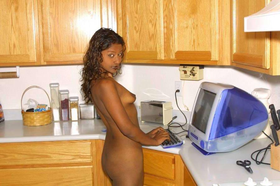 12P Garota indiana nua faz ótimas poses durante uma ação solo em uma cozinha