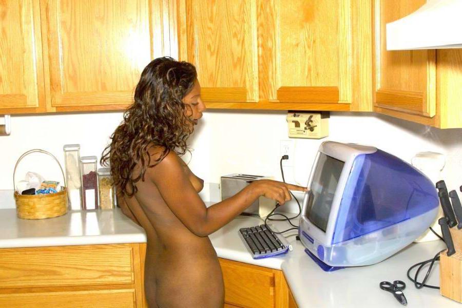 12P Garota indiana nua faz ótimas poses durante uma ação solo em uma cozinha
