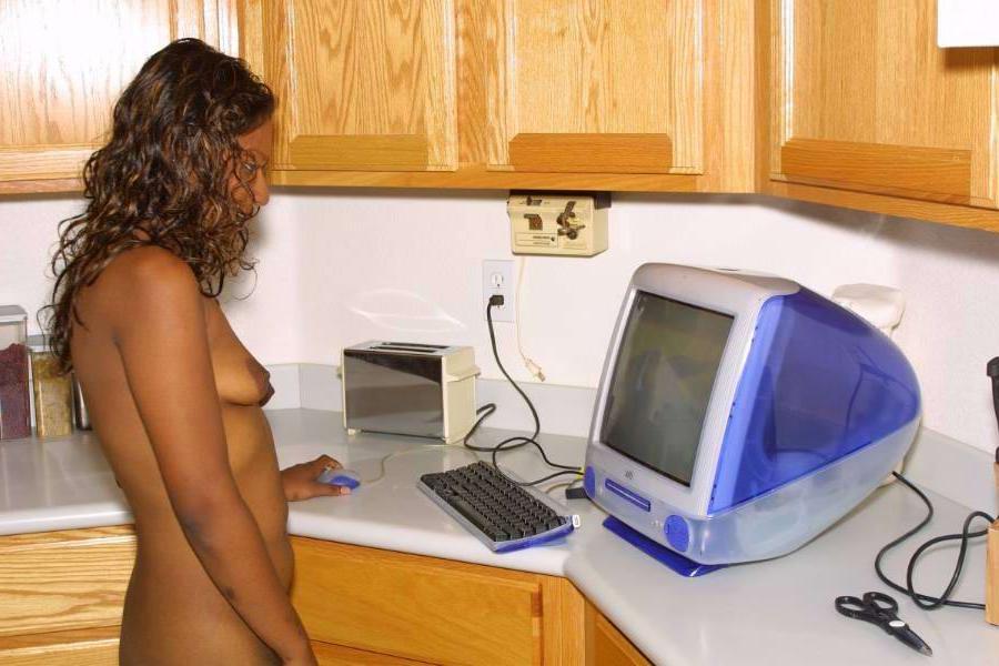 12P Garota indiana nua faz ótimas poses durante uma ação solo em uma cozinha
