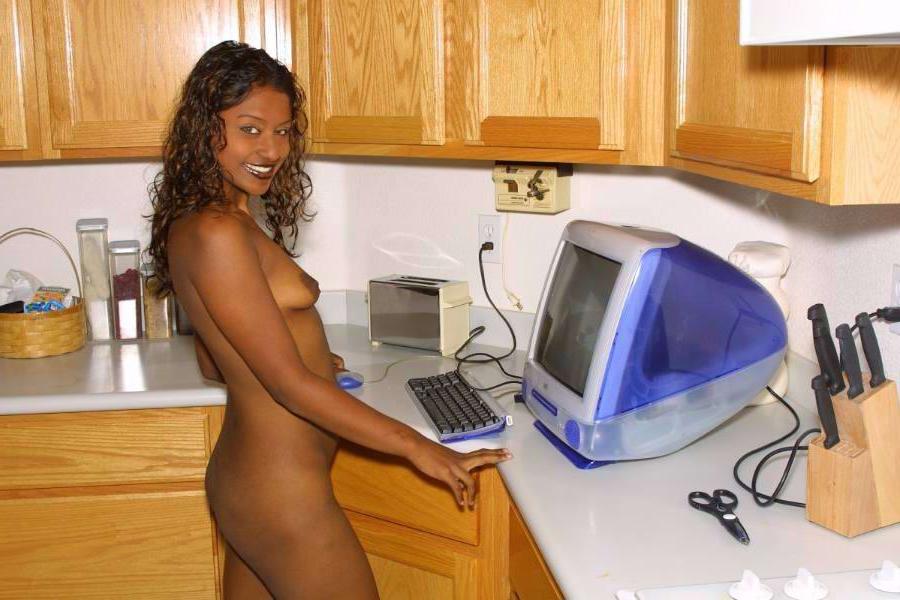 12P Garota indiana nua faz ótimas poses durante uma ação solo em uma cozinha