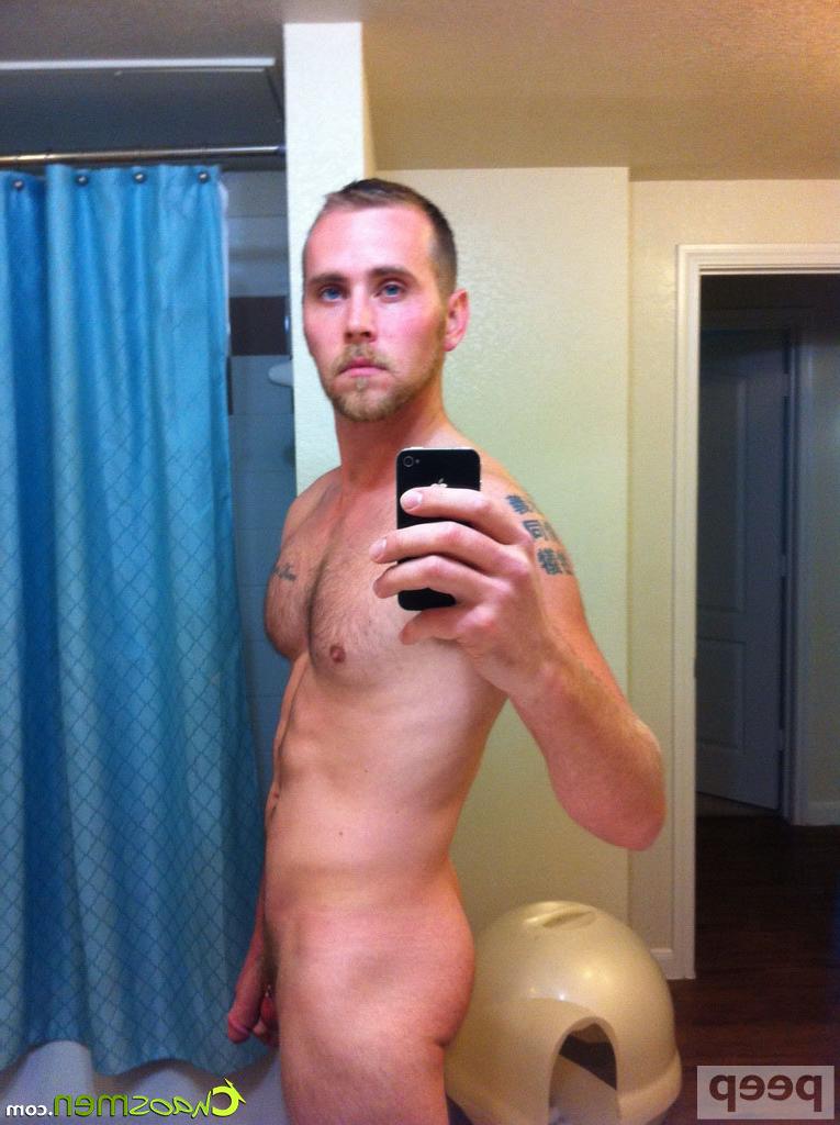 20P O gay excitado Andrew Fry tira selfies nuas no espelho e bombeia seu pau grande