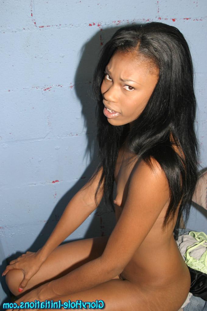 19P Adolescente negro com mais de 18 anos chupa o esperma de um pau através de um buraco de glória na parede do banheiro