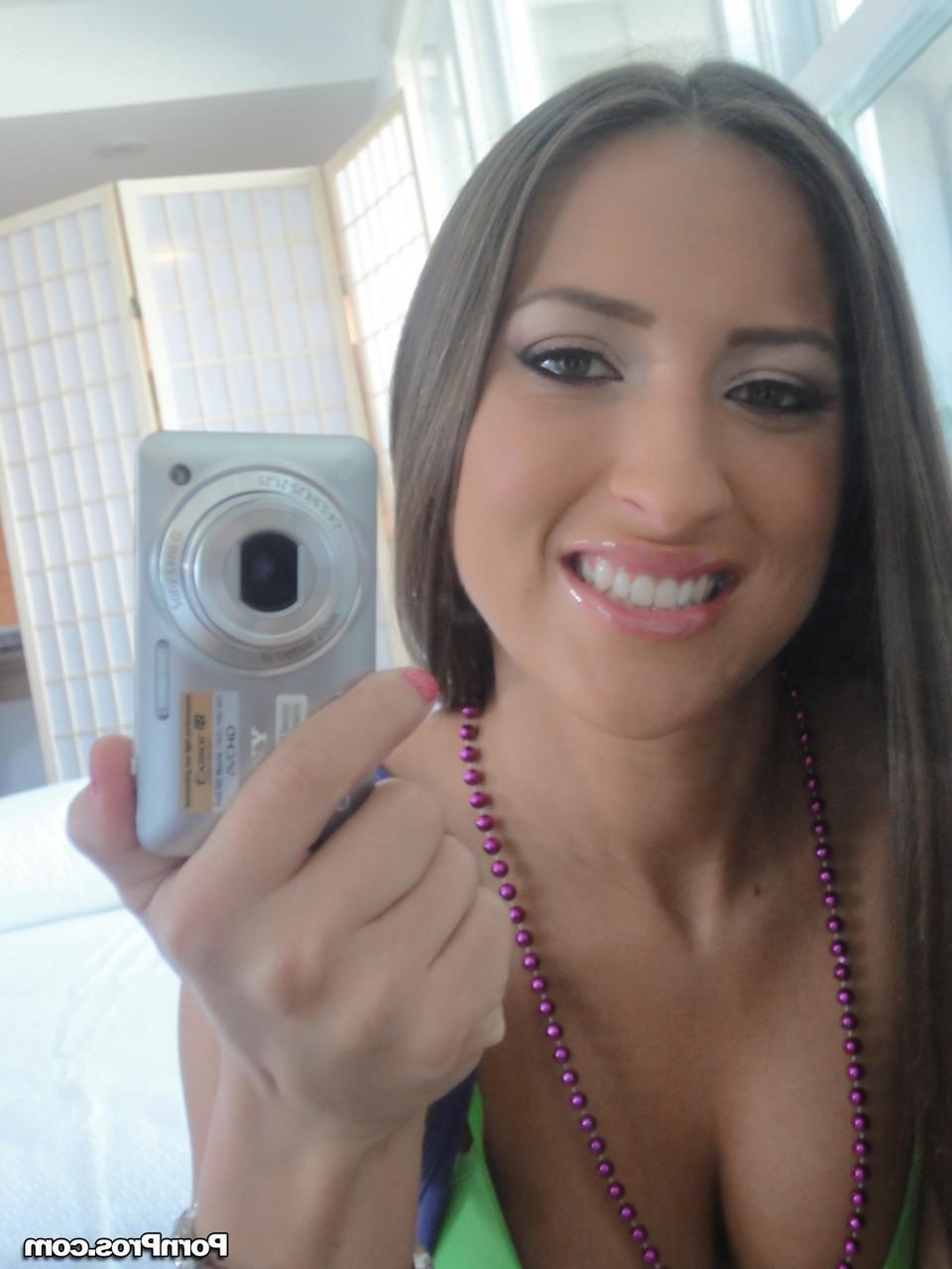 20P A morena gostosa Lizz Tayler com lindos seios naturais fica bem pregada na cama