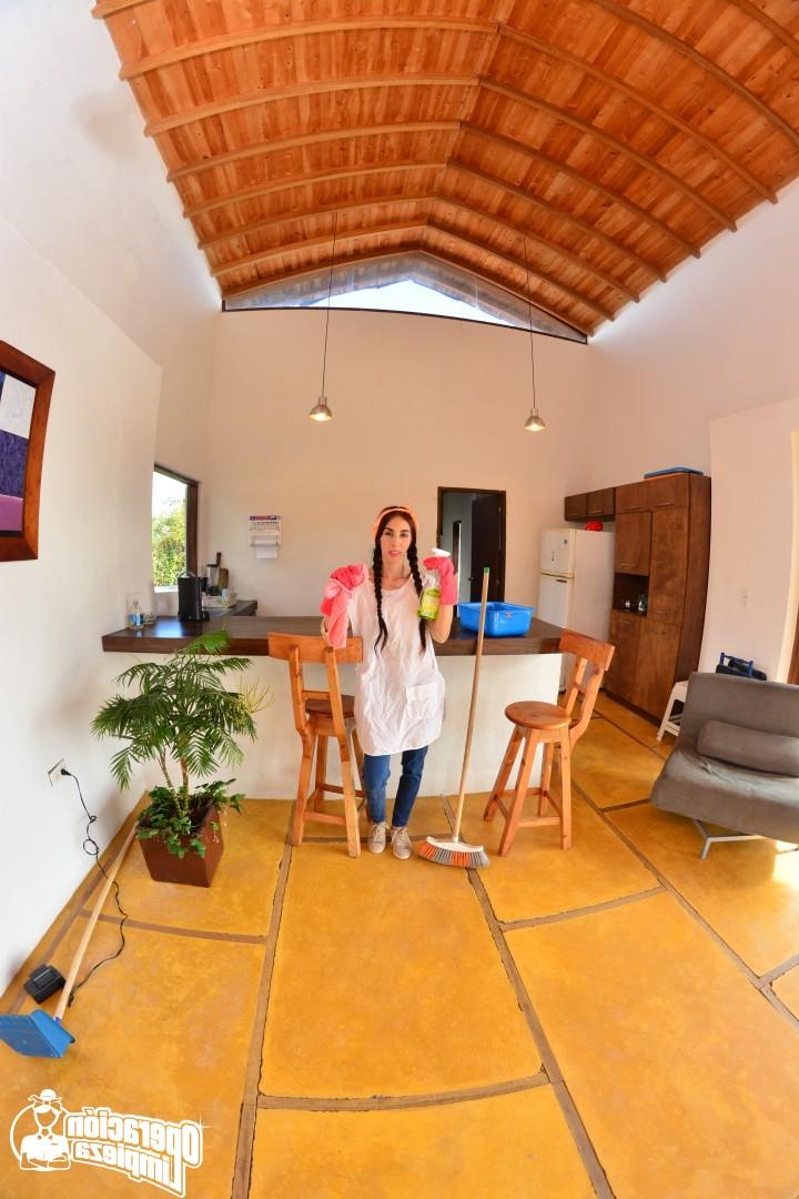 17P A atrevida empregada latina Luisa Castillo abaixa as calças para se agachar mostrando a buceta raspada