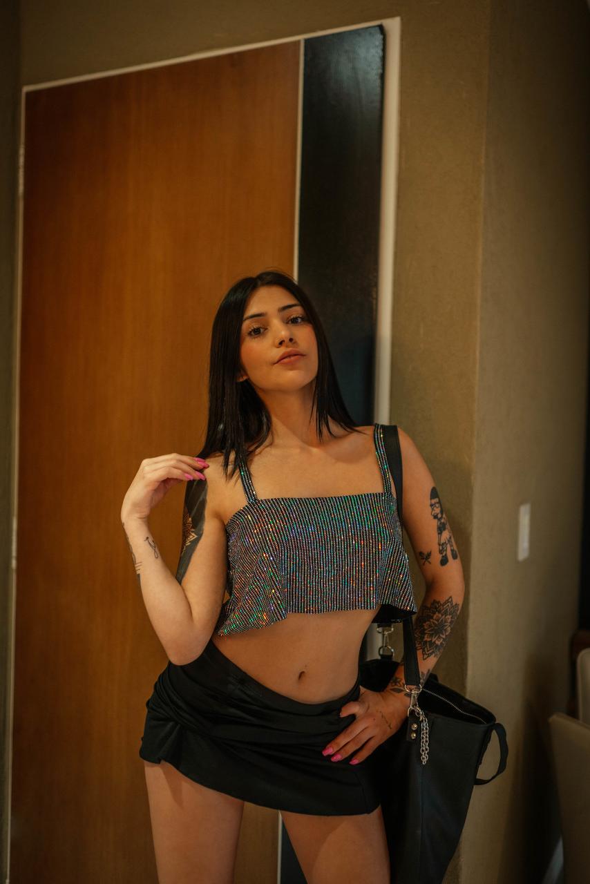 14P La sexy mili pie muestra su culo caliente con lencería negra y botas