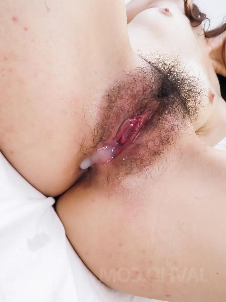 15P Nach einem Fick spritzt der Japanerin Rina Koda das Sperma aus ihrem Busch