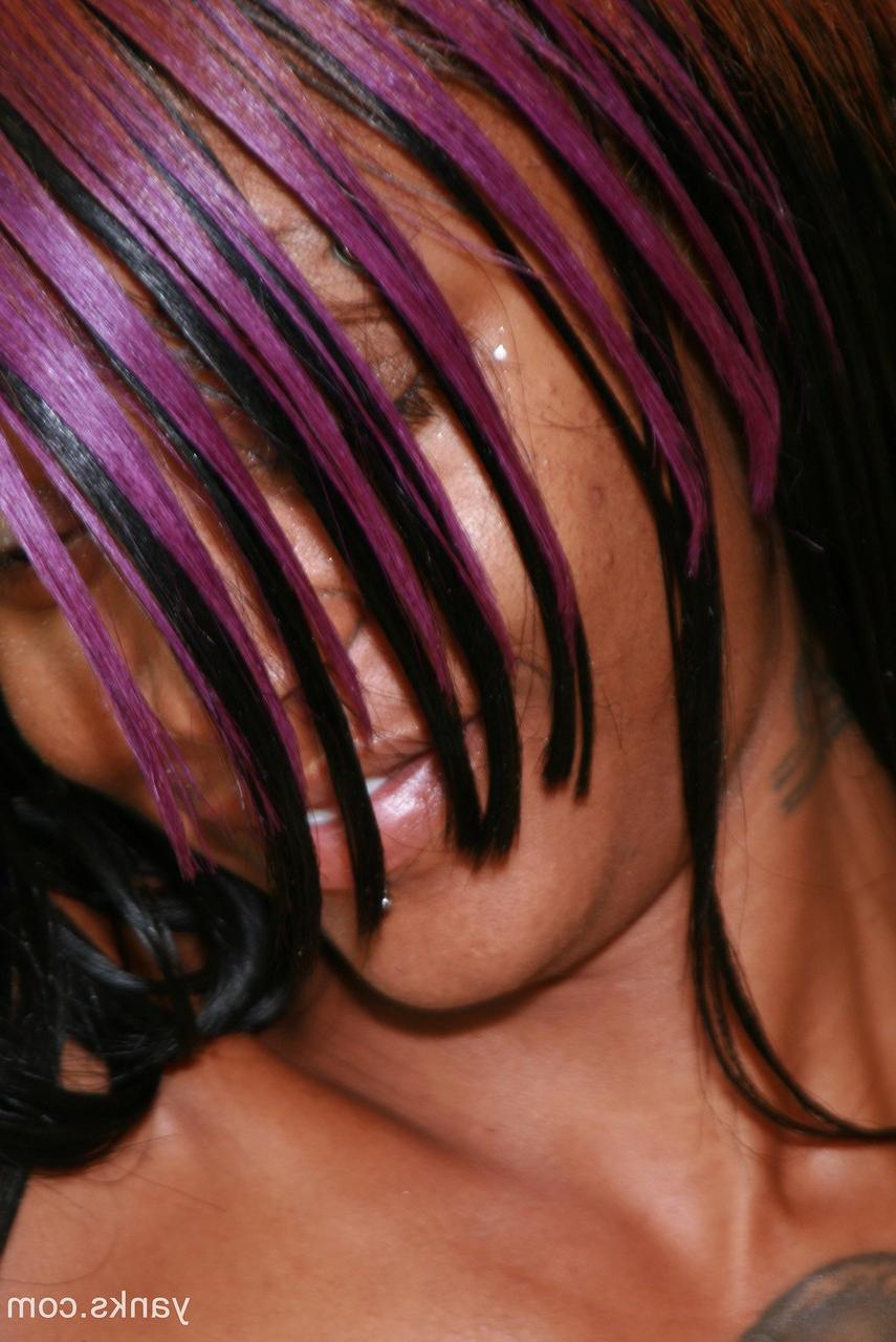 17P La negra de pelo morado y tatuajes Dolly se frota el coño en el bar
