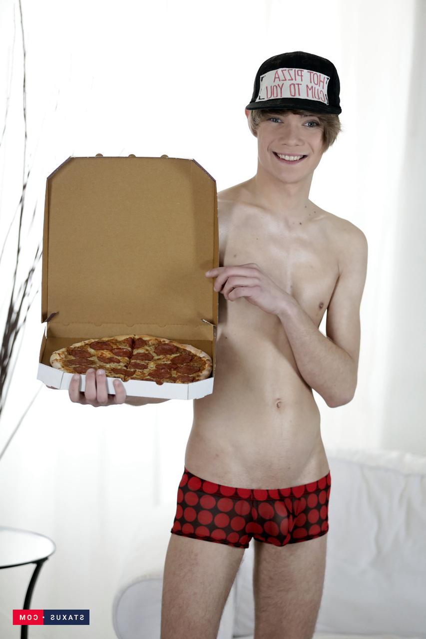 20P Dominant Jonny Kingdom seduces and fucks gay pizza delivery boy Noah Matous