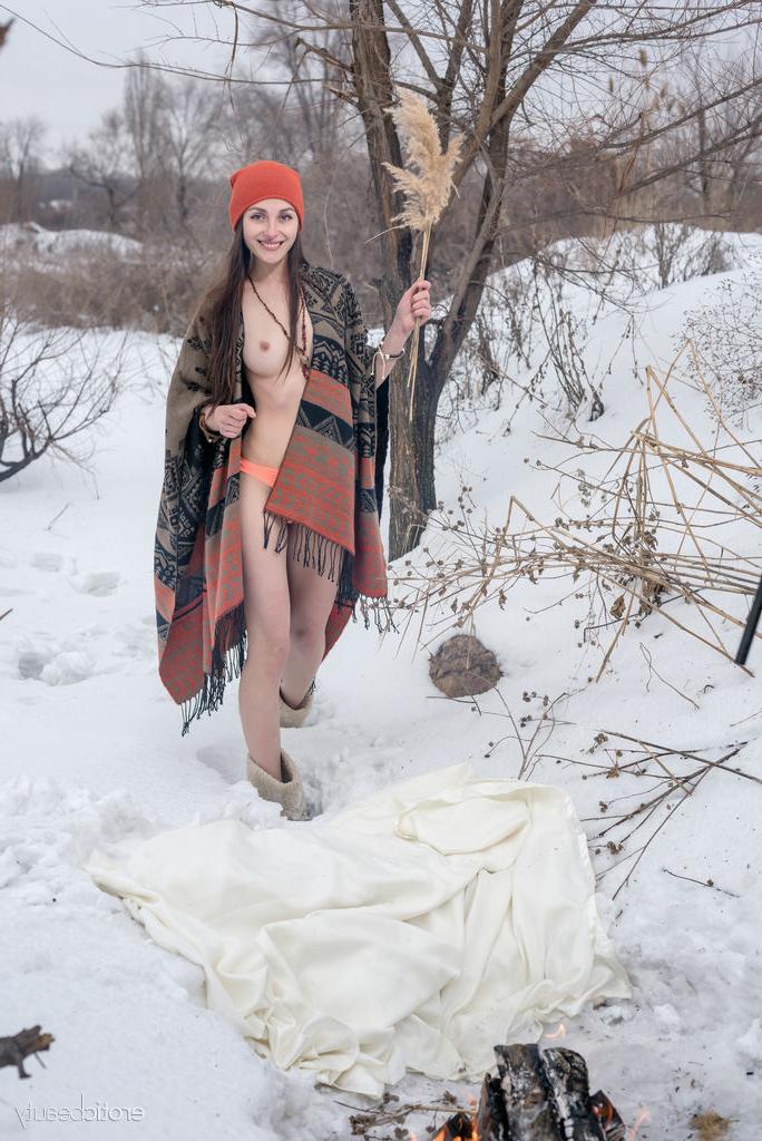 16P A adolescente sexy Selin fica nua com um gorro e botas perto de uma fogueira na neve