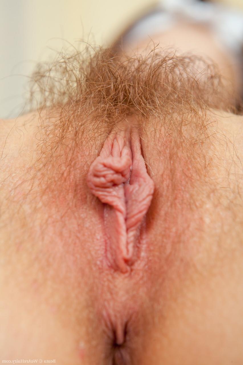 20P Hottie Beata muestra sus jugosos pechos antes de jugar con su chocho peludo