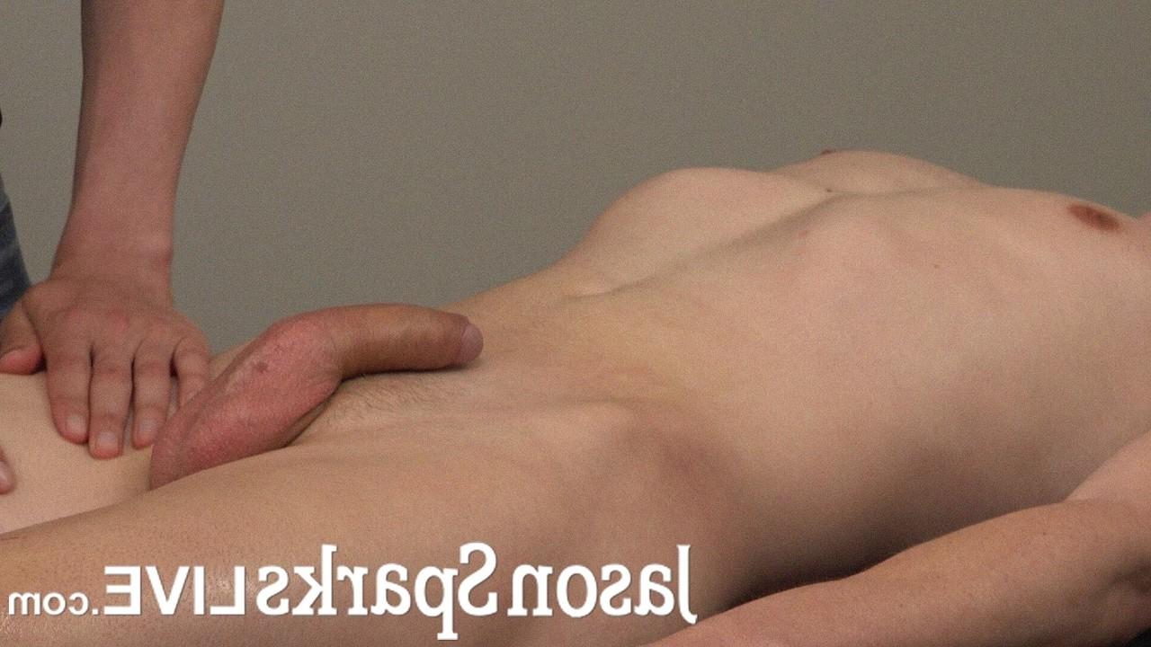 20P セクシーなイケメンのコリン・タナーがエロティックなマッサージセッション中に手コキされる
