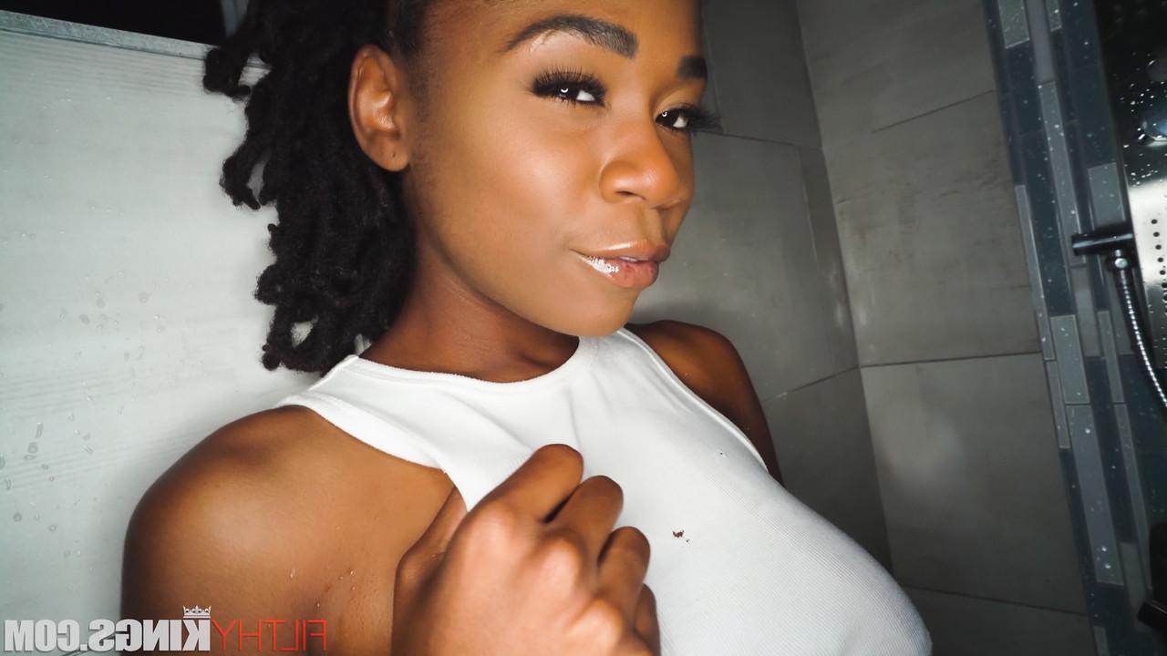 15P La fille noire Hazel Grace prend une douche avant de faire une pipe en gorge profonde.
