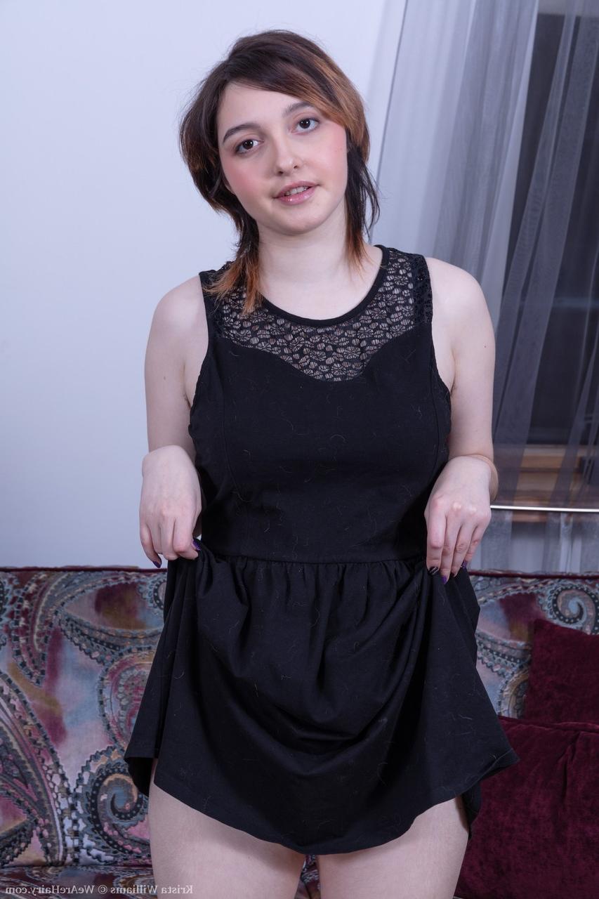 20P Linda gata amadora Krista Williams brincando com os pelos das axilas e da buceta