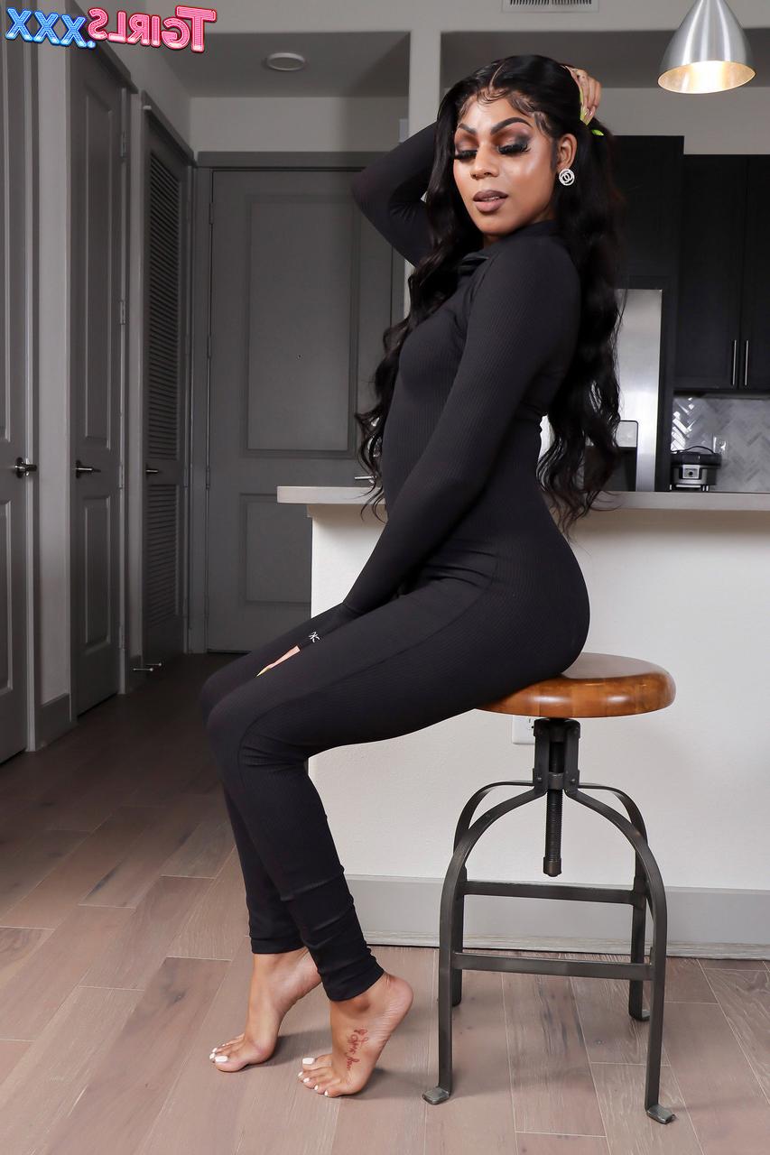 16P Goddess-like shemale Gorgeous Girl flaunts her curvy ass & her yummy dick