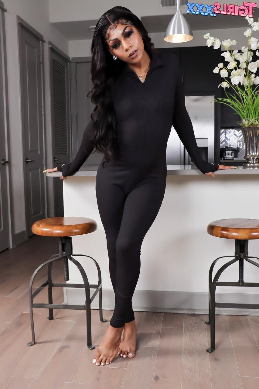 16P Goddess-like shemale Gorgeous Girl flaunts her curvy ass & her yummy dick