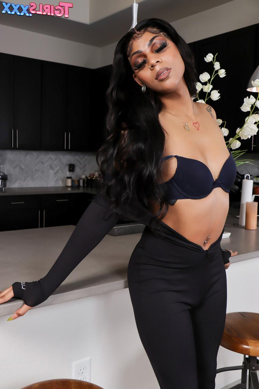 16P Goddess-like shemale Gorgeous Girl flaunts her curvy ass & her yummy dick