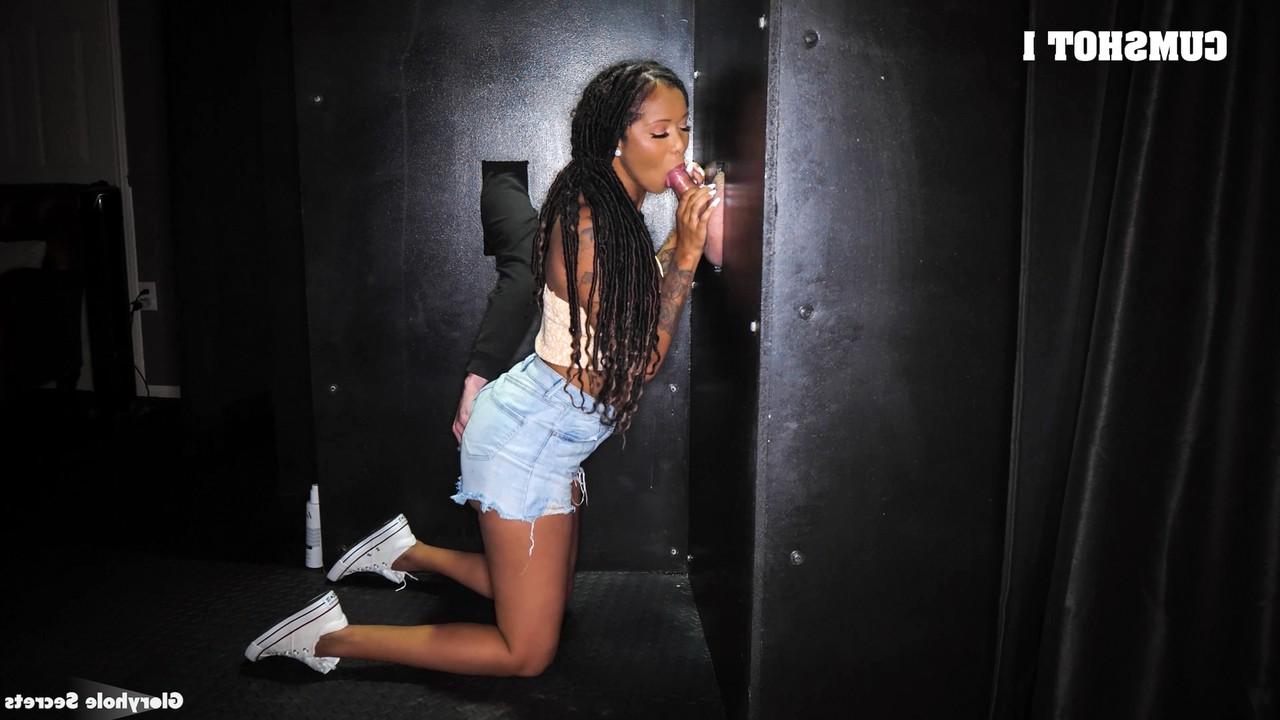 15P A garota negra Cali Sweets faz sexo com a porra dos paus enquanto está em um buraco de glória