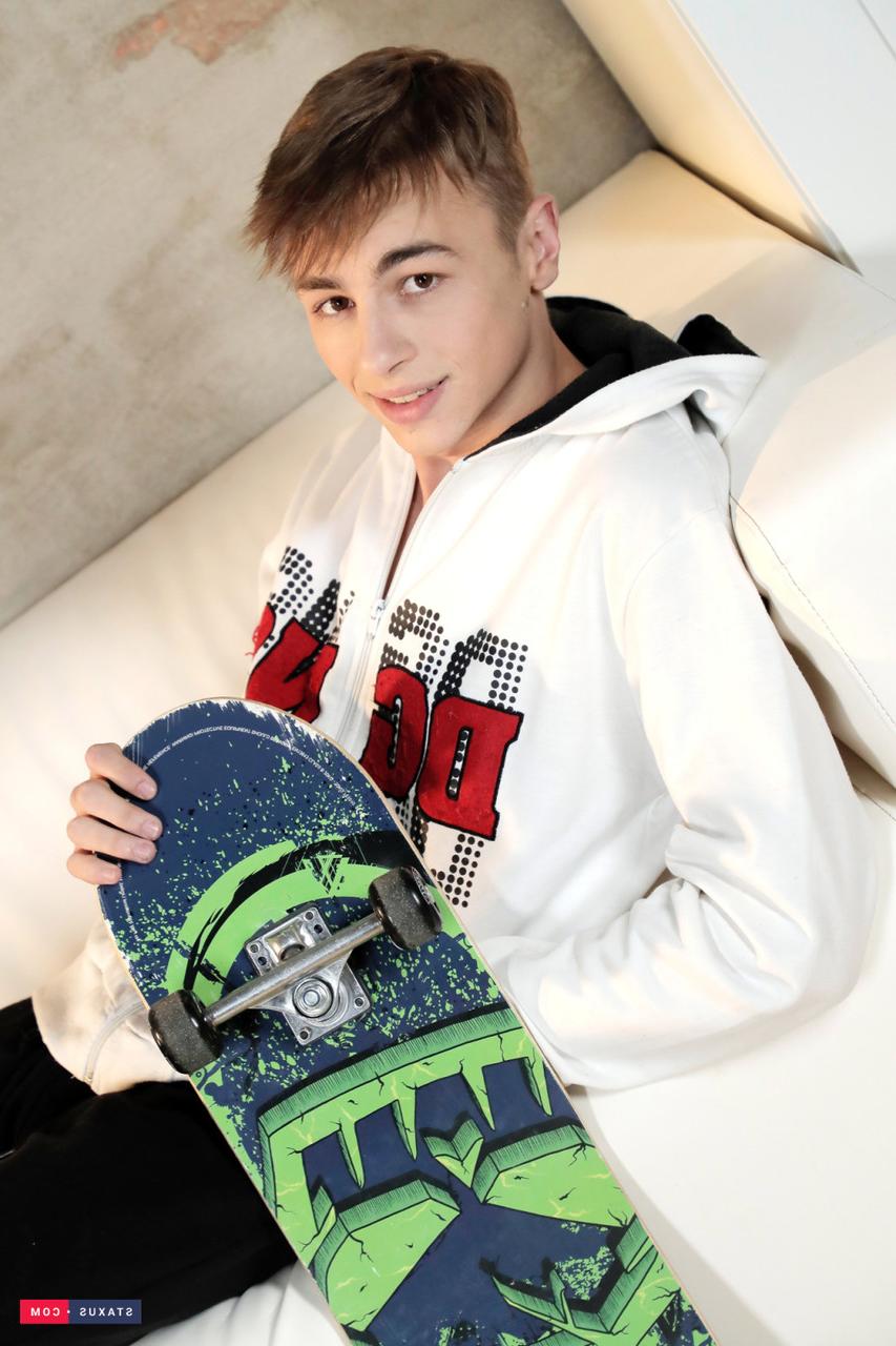 15P Garotos gays bonitos Casey Flip e Connor Rex gostam de sexo anal hardcore