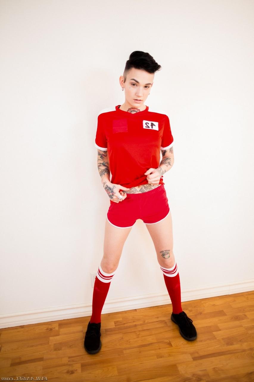 15P Garota tatuada com cabelo curto, uniforme de futebol Nikki Hearts antes de agarrar a bunda