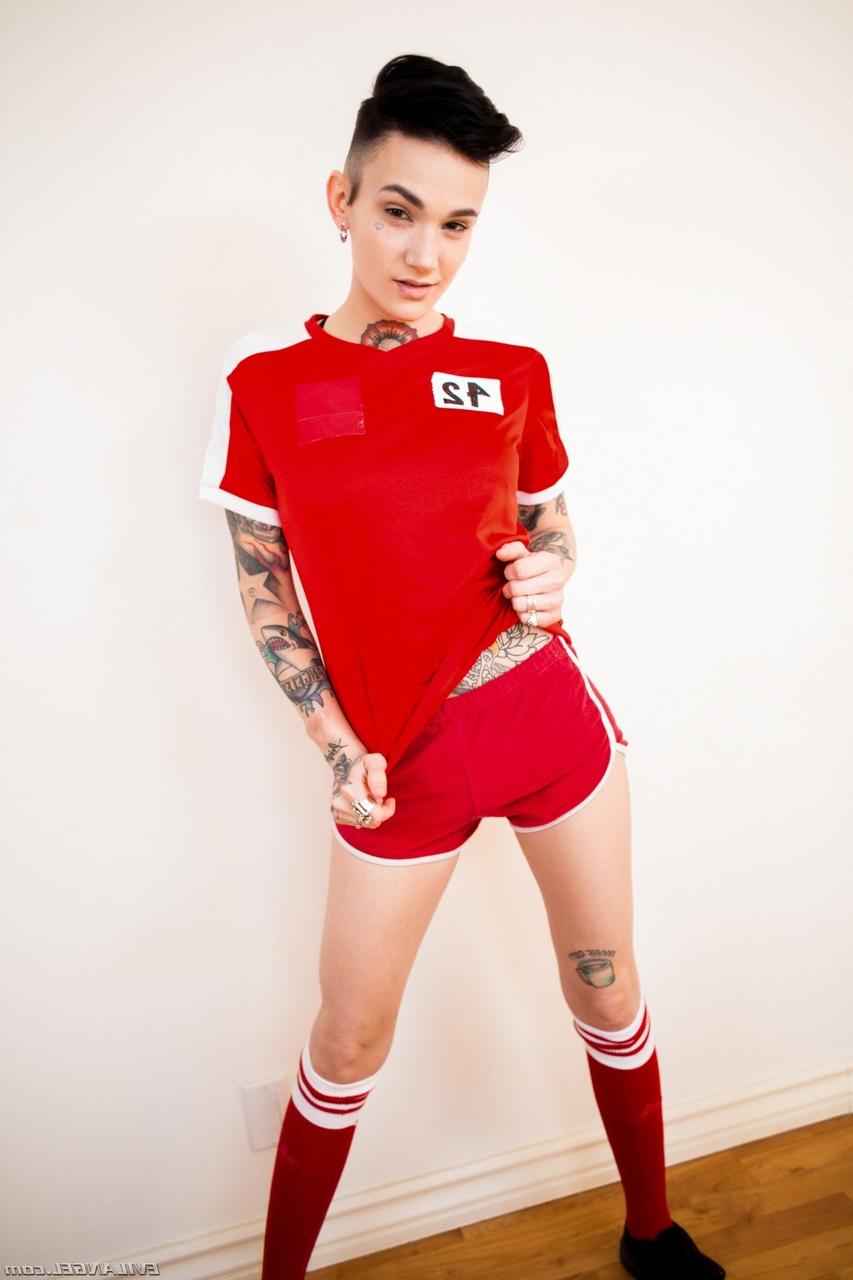 15P Garota tatuada com cabelo curto, uniforme de futebol Nikki Hearts antes de agarrar a bunda
