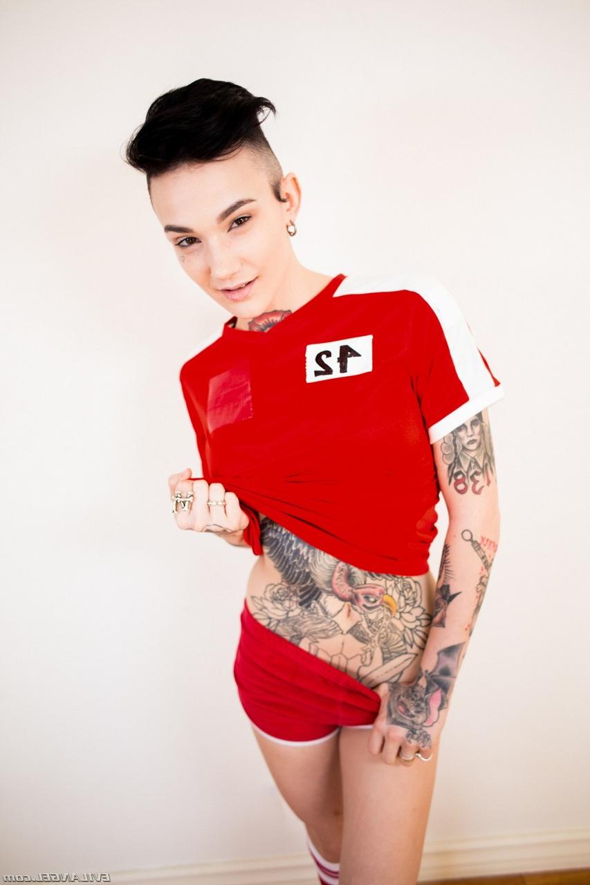 15P Garota tatuada com cabelo curto, uniforme de futebol Nikki Hearts antes de agarrar a bunda