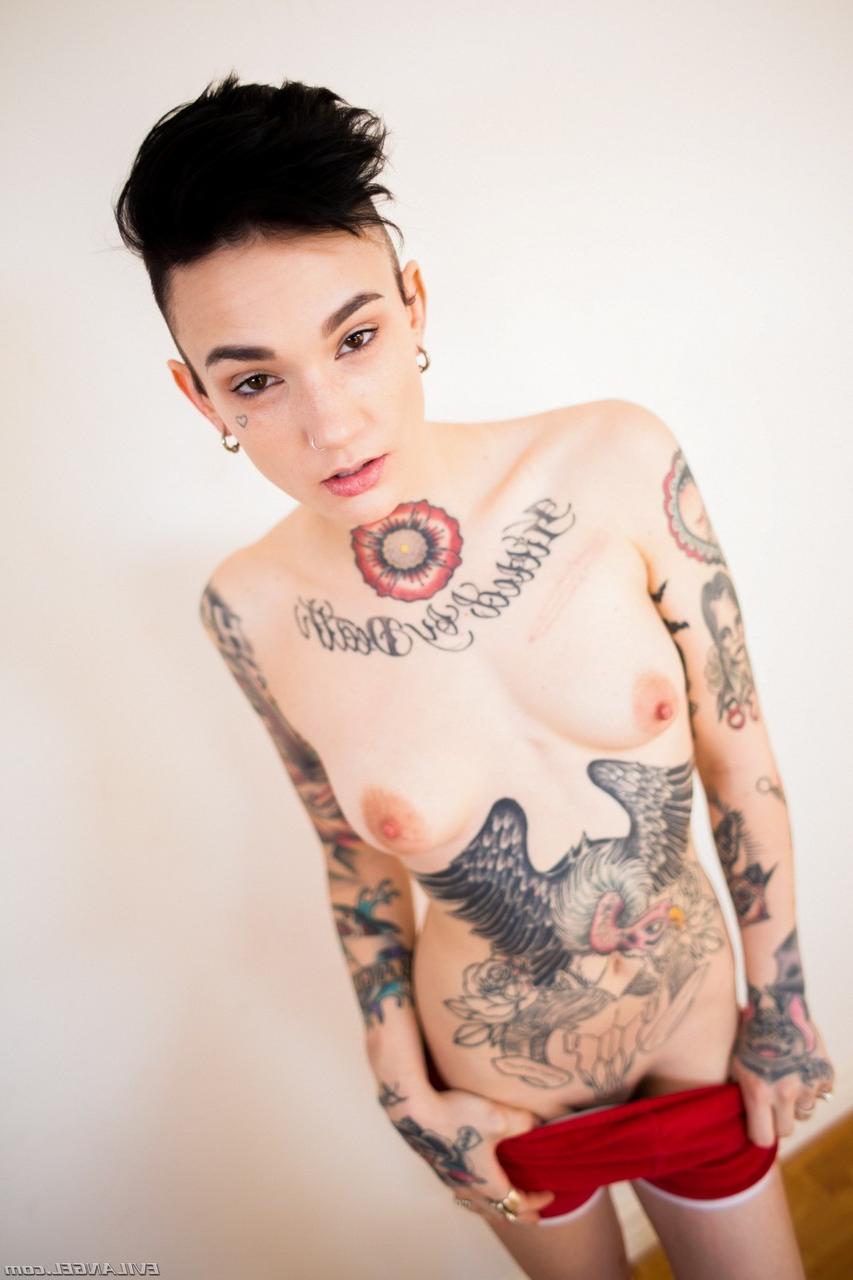 15P Garota tatuada com cabelo curto, uniforme de futebol Nikki Hearts antes de agarrar a bunda
