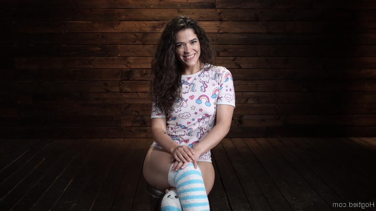 20P La sexy flaca amateur Victoria Voxxx es atada y jugueteada en una sesión de BDSM
