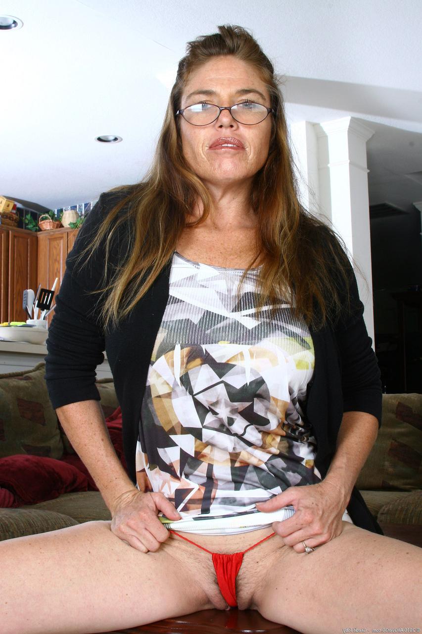 20P A lasciva amadora MILF Kacey se despe, mostra seus peitos grandes e espalha seu regalo