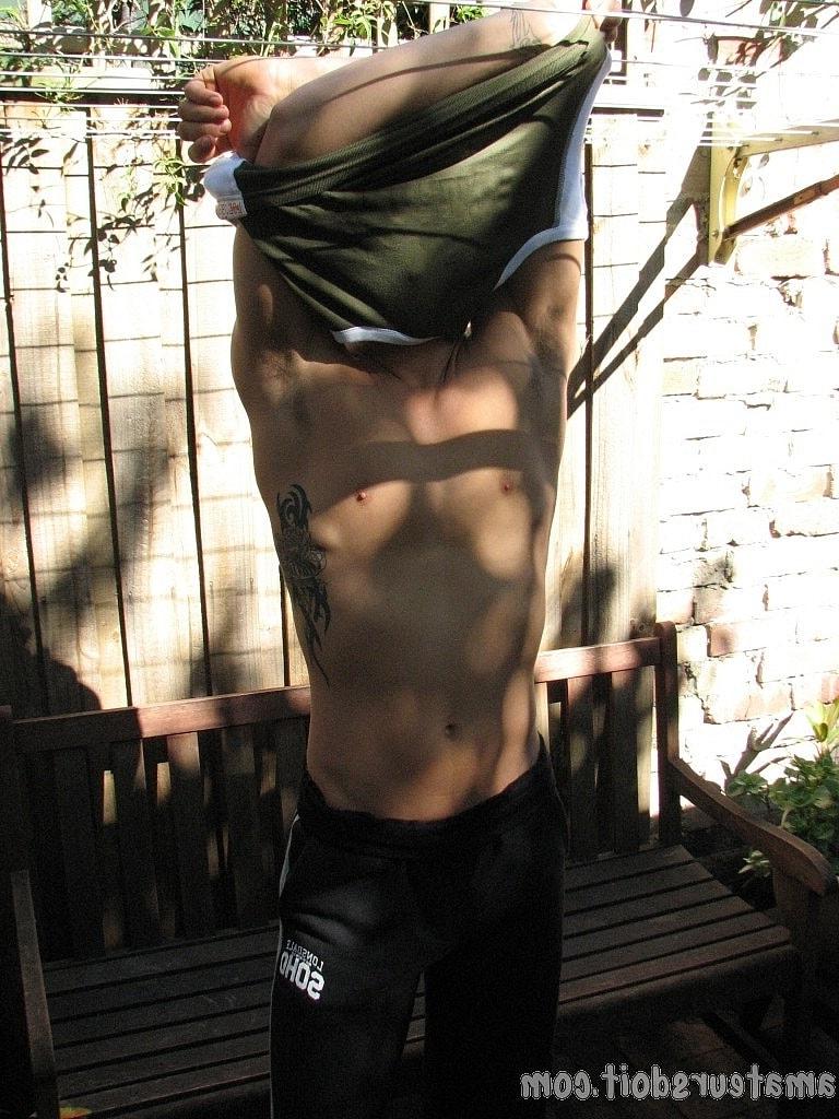 20P O amador gay gostoso Tate Ryder tira a roupa e se masturba com um Fleshlight