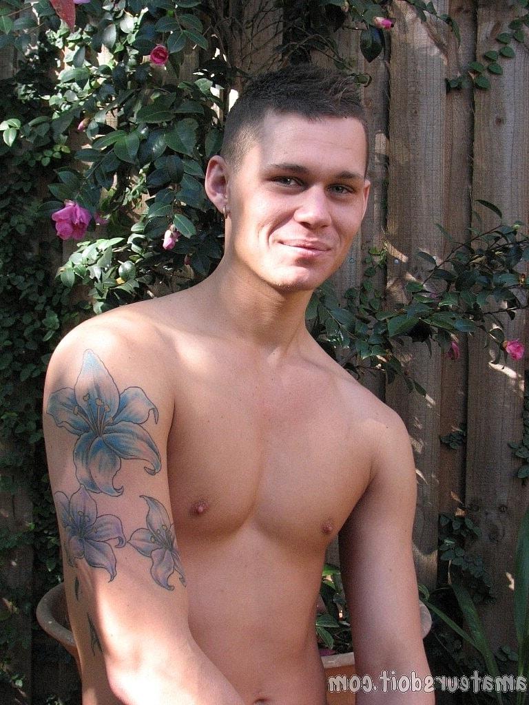 20P O amador gay gostoso Tate Ryder tira a roupa e se masturba com um Fleshlight