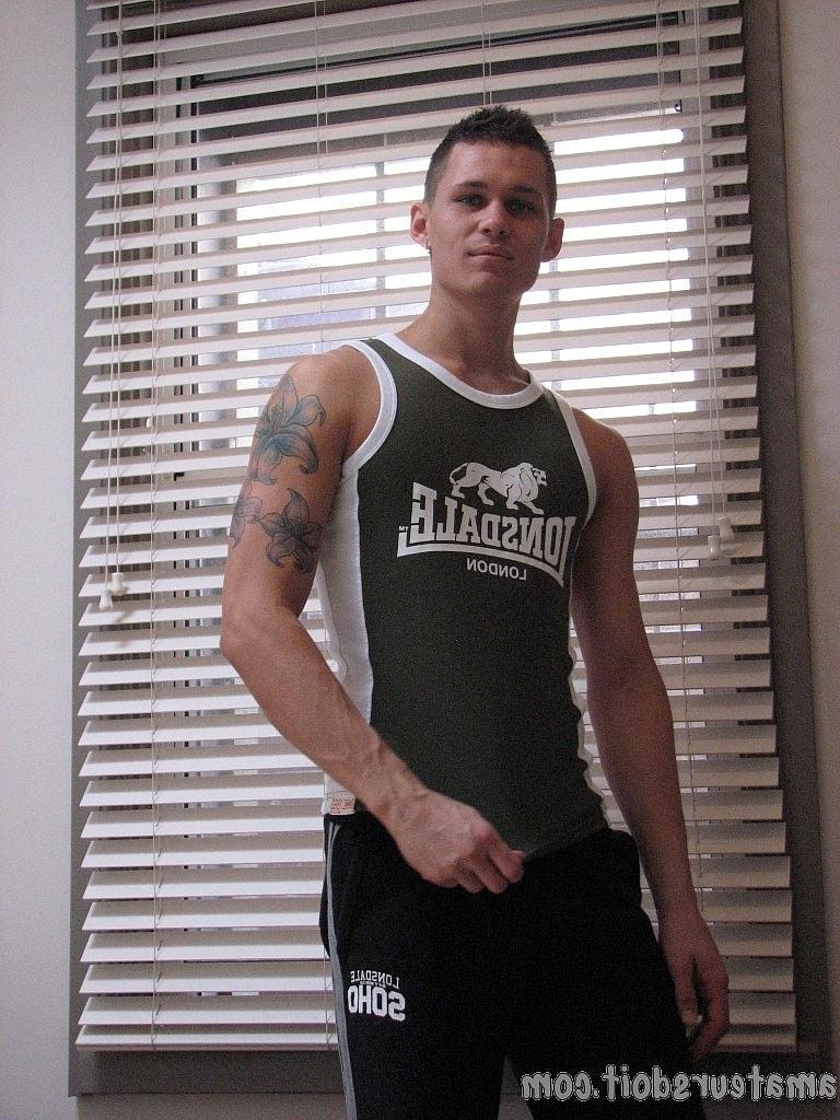 20P O amador gay gostoso Tate Ryder tira a roupa e se masturba com um Fleshlight