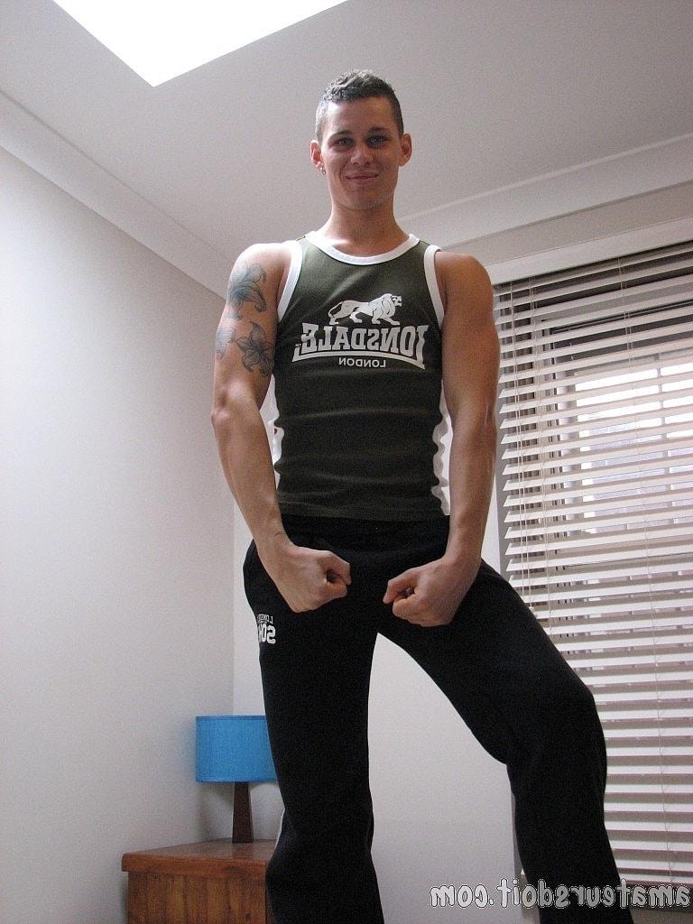 20P O amador gay gostoso Tate Ryder tira a roupa e se masturba com um Fleshlight
