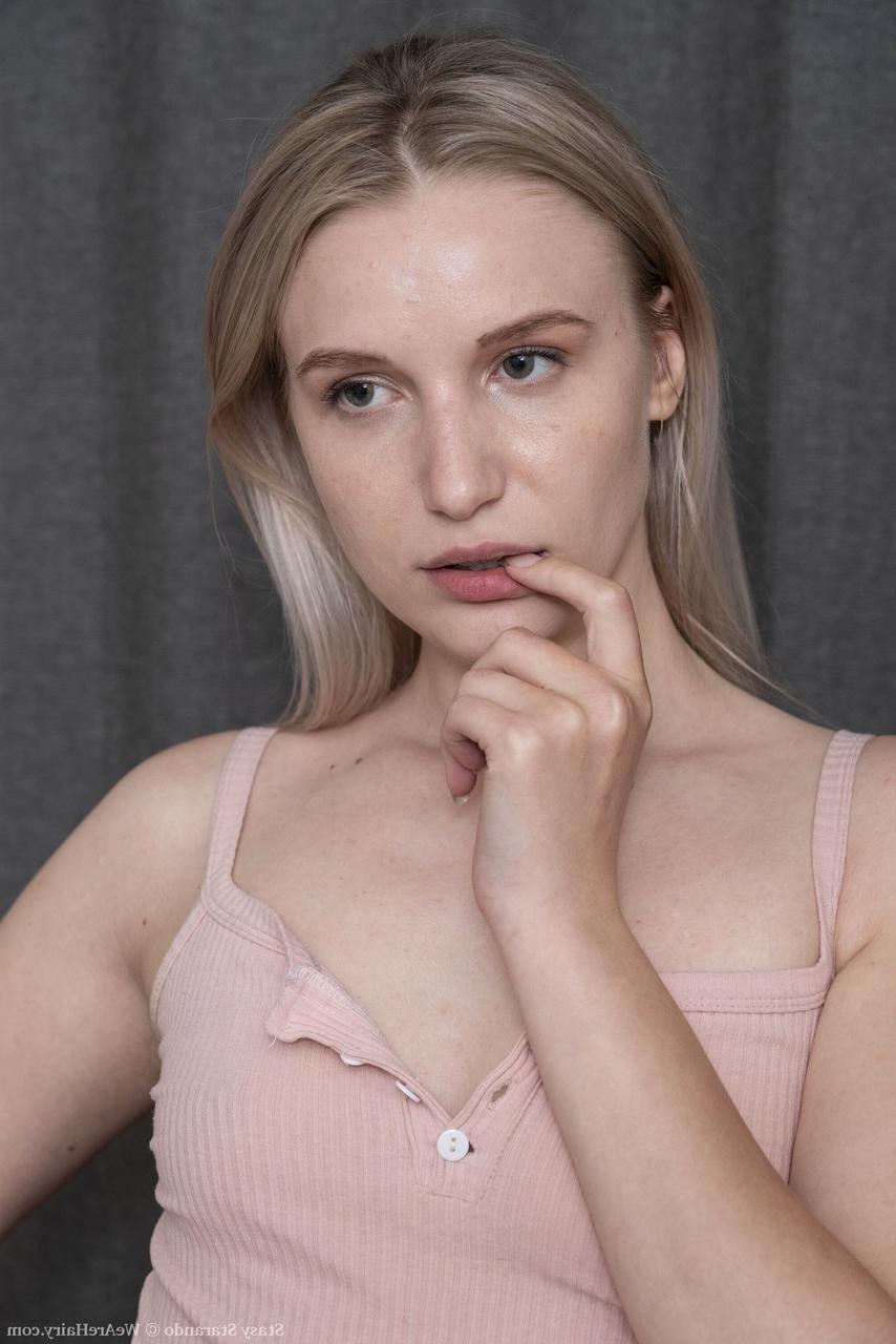 20P Die blonde Amateurin Stasy Starando zieht sich aus und spielt mit ihren Schamlippen