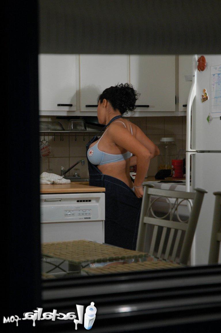 15P Mujer latina embarazada juega con sus grandes tetas y su coño en la cocina