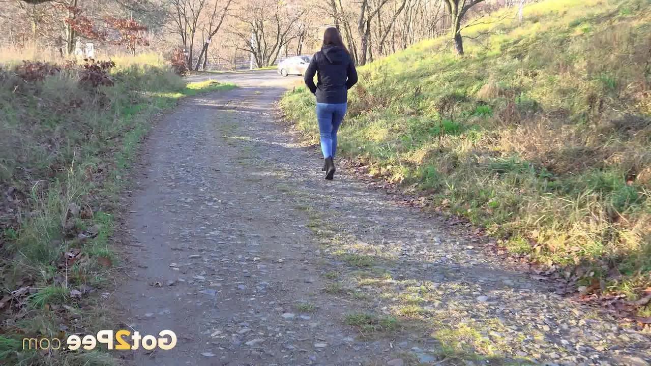 15P La chica blanca Amanda Hill se baja los jeans para orinar en un camino de grava